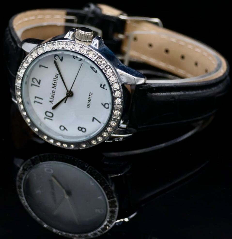 Alain Miller Damen Frauen Armband Uhr Schwarz Silber Farben Damenuhr Crystal 021