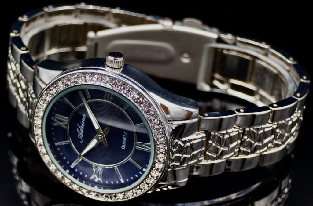 Elegante Adrina Damen Frauenuhr Armband Uhr Blau Silber Farben Damenuhr  Strass1