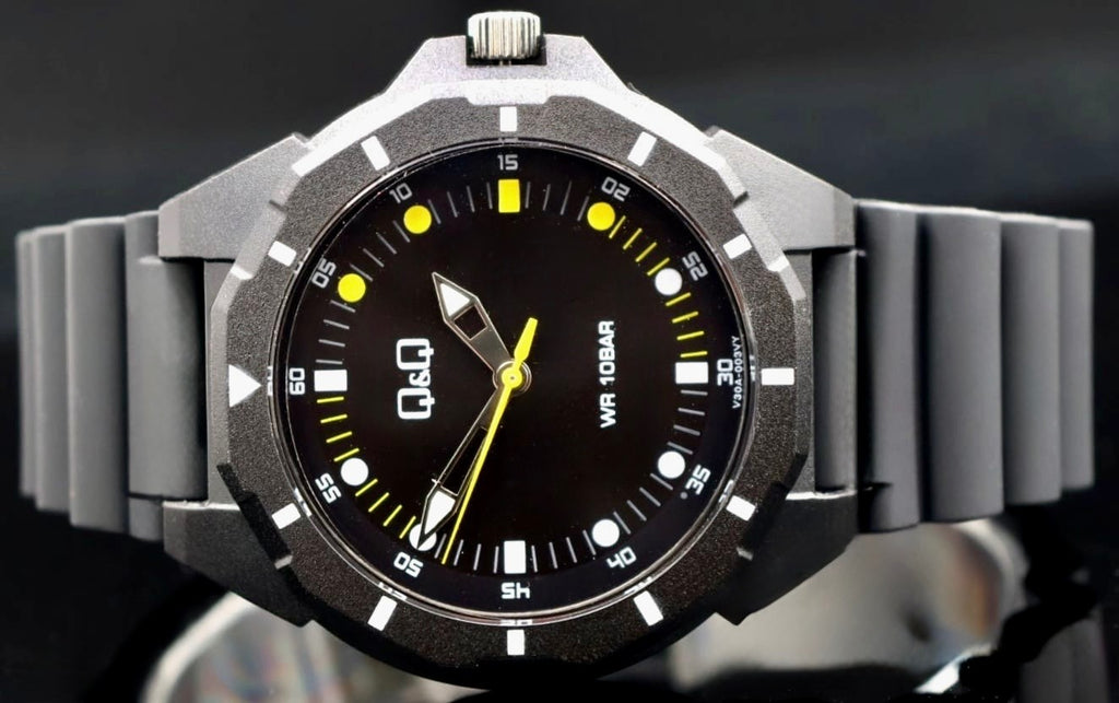 Q&Q by Citizen Herren Armband Uhr Analog Schwarz Farben Silikon Sport 43mm Neu1