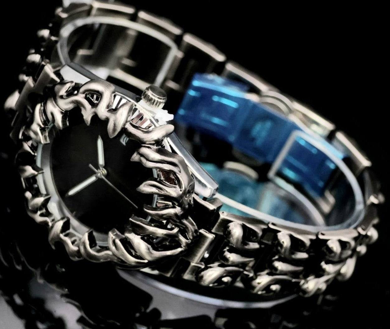 Herren Männer Uhr Armbanduhr Schwarz Silber Farben im Drachen Design Herrenuhr1